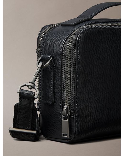 Sac À Bandoulière En Saffiano Pour Appareil Photo Avec Logo Emblématique Calvin Klein pour homme en coloris Gray