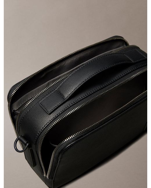 Sac À Bandoulière En Saffiano Pour Appareil Photo Avec Logo Emblématique Calvin Klein pour homme en coloris Gray