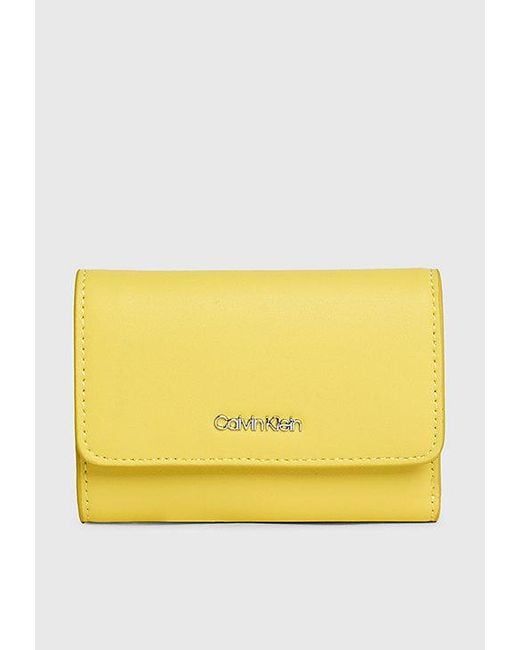 Calvin Klein Kleine In Drieën Gevouwen Rfid-portemonnee in het Yellow