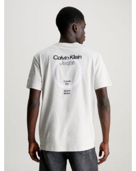 Camiseta con estampado gráfico en la parte trasera Calvin Klein de hombre de color White