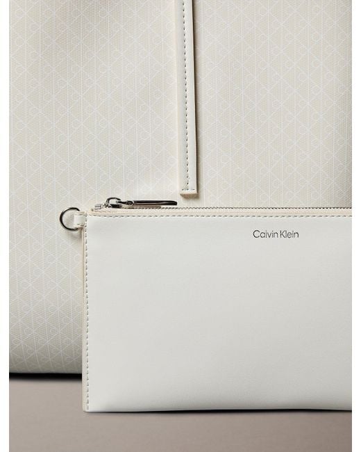 Sac Cabas Avec Pochette Entièrement Paré De Monogrammes Calvin Klein en coloris Gray