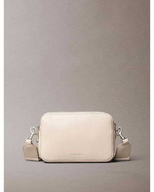 Borsa Per Fotocamera A Tracolla Trasformabile Con 2 Cinghie di Calvin Klein in Natural