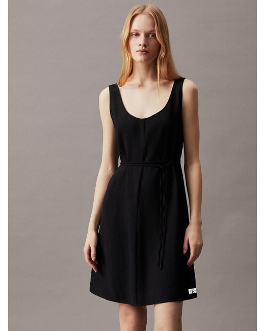 Robe nouée à la taille en sergé doux Calvin Klein en coloris Black