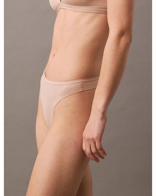 String Calvin Klein en coloris Brown
