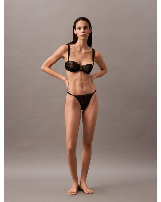 String Calvin Klein en coloris Brown