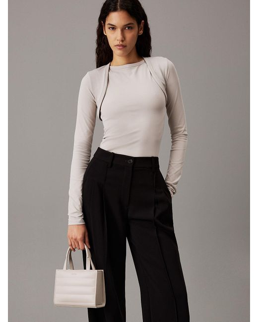 Mini-sac cabas matelassé Calvin Klein en coloris Gray