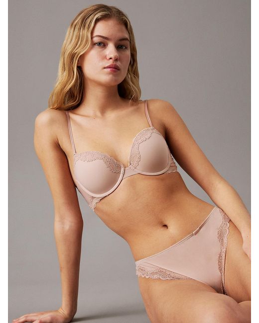 String Calvin Klein en coloris Brown