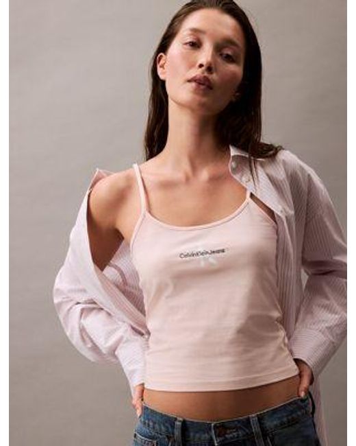 Top slim con monograma Calvin Klein de color Pink