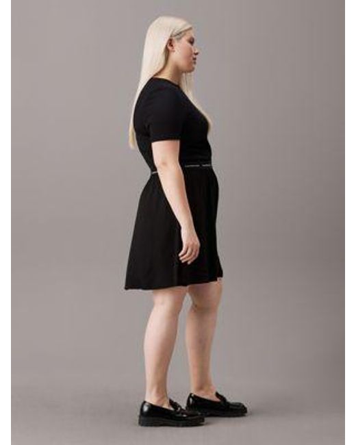 Calvin Klein Black Kleid mit Logo Tape in großen Größen