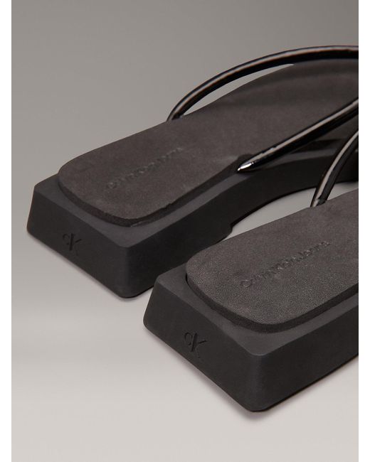 Tongs Compensées Carrées Calvin Klein en coloris Gray