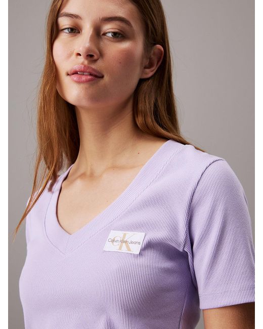 T-shirt à col en V en coton côtelé Calvin Klein en coloris Gray