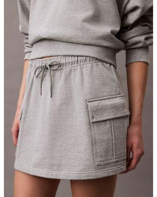 Minifalda cargo de felpa de algodón Calvin Klein de color Gray