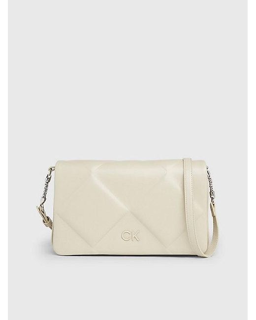 Bolso de hombro acolchado Calvin Klein de color Natural