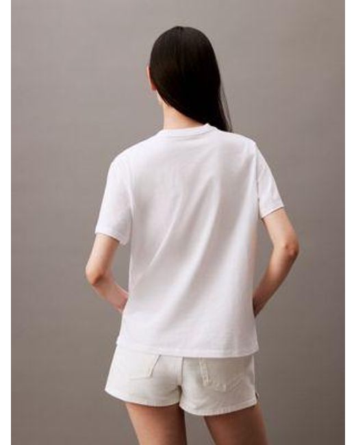 Calvin Klein Gray Leichtes, klassisches T-Shirt mit Rundhalsausschnitt und Logo-Grafik mit Blumenmuster