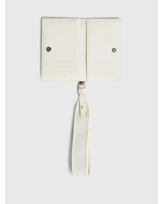 Portefeuille zippé anti-RFID avec dragonne Calvin Klein en coloris Natural
