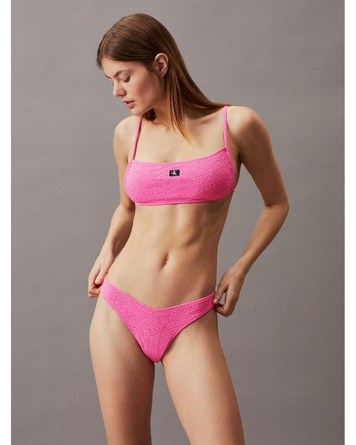 Haut de bikini bandeau - CK Monogram Texture Calvin Klein en coloris Pink