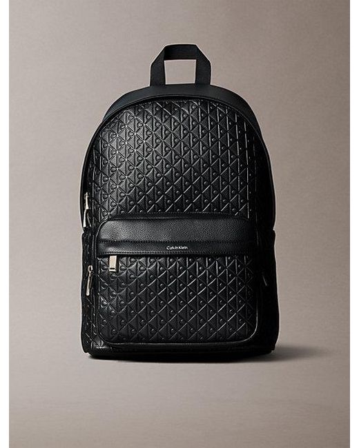 Mochila con monograma grabado en todo el artículo Calvin Klein de hombre de color Black