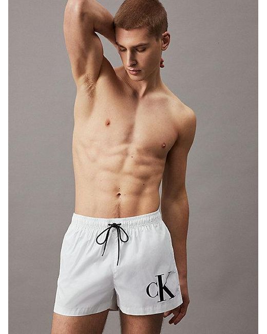 Calvin Klein Kurze Badeshorts mit Kordelzug - CK Monogram in White für Herren