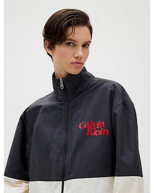 Calvin Klein Cropped Nylon Jack Met Colourblock in het Blue