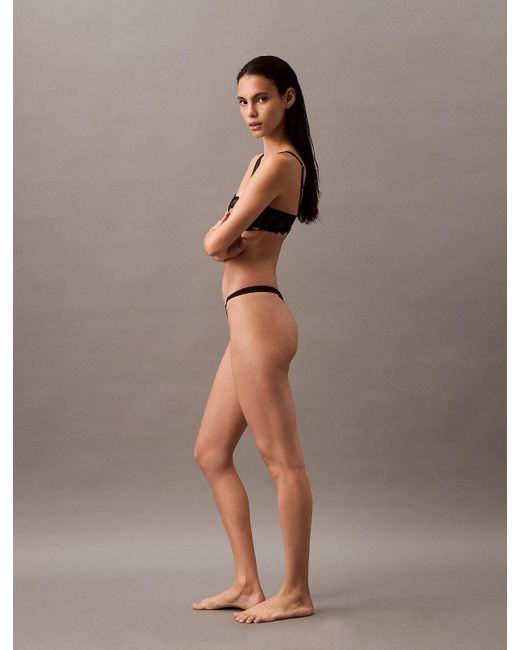 String Calvin Klein en coloris Brown