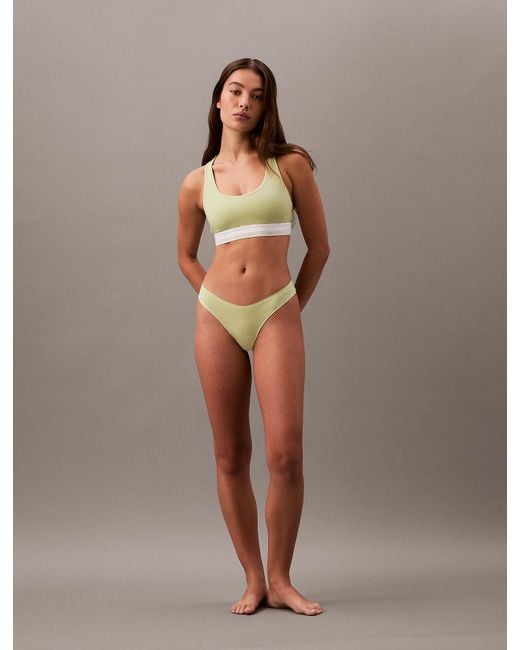 String Calvin Klein en coloris Brown