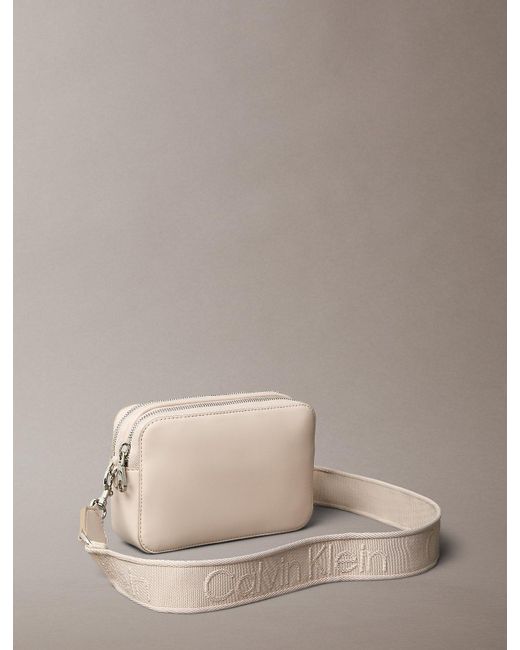 Borsa Per Fotocamera A Tracolla Trasformabile Con 2 Cinghie di Calvin Klein in Natural