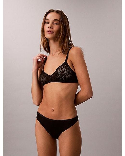 Sujetador de triángulo - Sheer Marquisette Calvin Klein de color Black