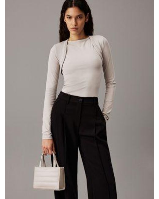 Mini bolso tote acolchado Calvin Klein de color Gray