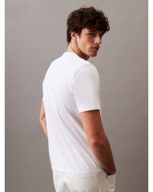 Calvin Klein Gestreiftes Overlay-Logo-T-Shirt in White für Herren