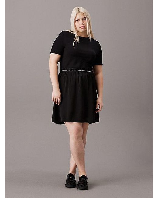 Calvin Klein Black Kleid mit Logo Tape in großen Größen
