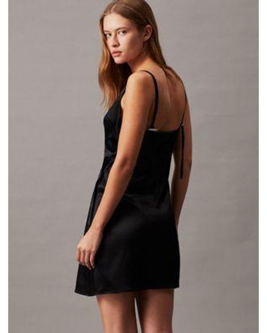 Vestido lencero cruzado de satén Calvin Klein de color Black