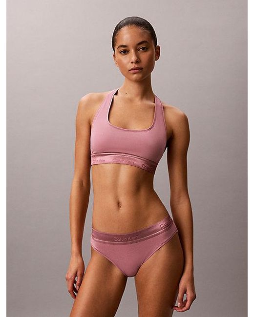 Calvin Klein Metallic Ongevoerde Bralette in het Red