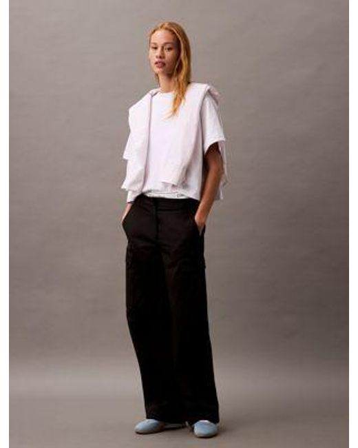 Camiseta cropped con estampado iridiscente Calvin Klein de color Gray
