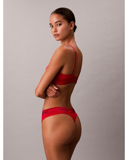 String En Édition Limitée Calvin Klein en coloris Red
