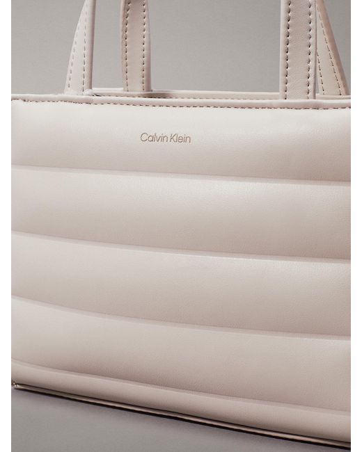 Mini-sac cabas matelassé Calvin Klein en coloris Gray