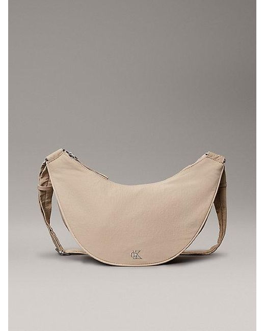 Bolso hobo sling Calvin Klein de color Natural