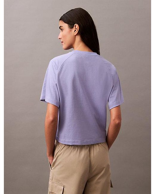 Calvin Klein Cropped T-Shirt Met Schildlogo in het Purple