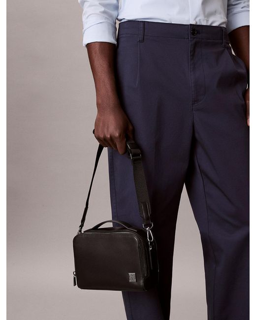 Sac À Bandoulière En Saffiano Pour Appareil Photo Avec Logo Emblématique Calvin Klein pour homme en coloris Gray