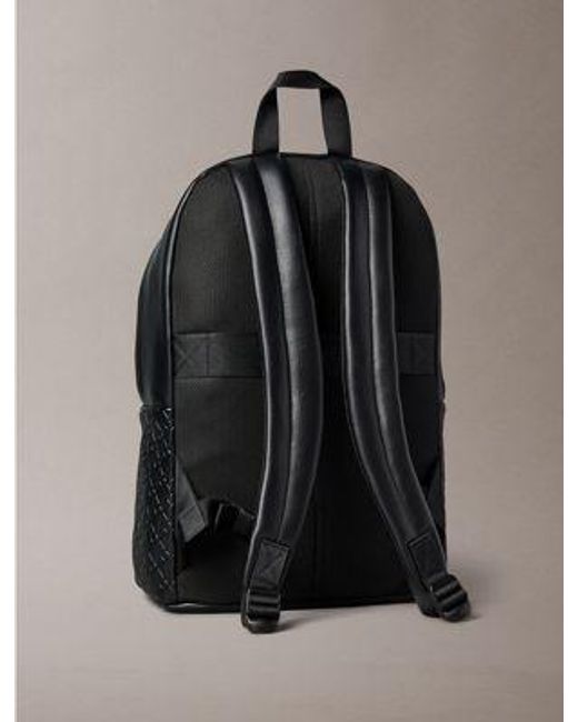Mochila con monograma grabado en todo el artículo Calvin Klein de hombre de color Black