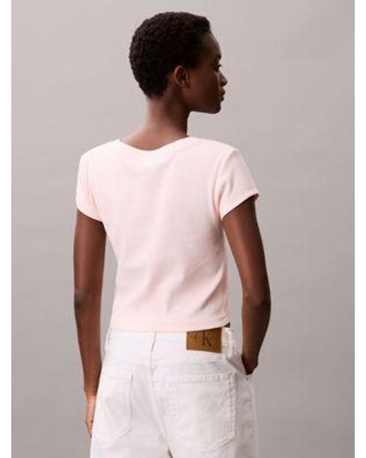 Camiseta de cuello de pico de canalé de algodón Calvin Klein de color Pink