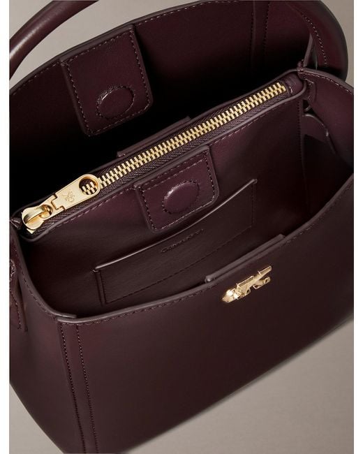 Borsa A Secchiello Con Elementi Metallici Con Logo Monogramma di Calvin Klein in Brown