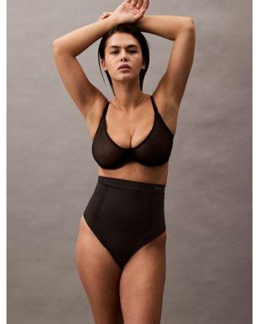 Tanga shapewear de talle alto - Secure Sculpt Calvin Klein de color Brown