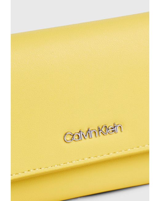 Petit portefeuille à 3 volets anti-RFID Calvin Klein en coloris Yellow