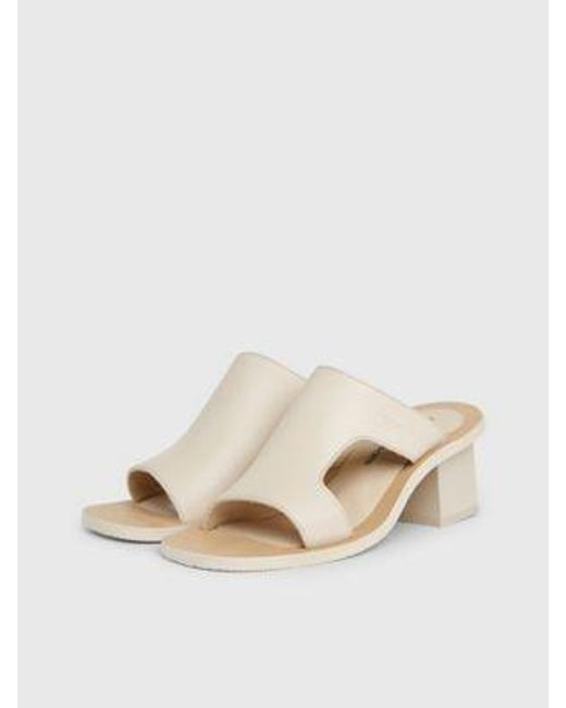 Sandalias de piel con tacón Calvin Klein de color Natural