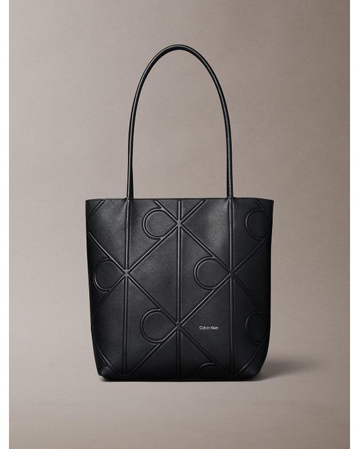 Petit Sac Cabas Entièrement Paré De Logos Monogrammes Gaufrés Calvin Klein en coloris Gray