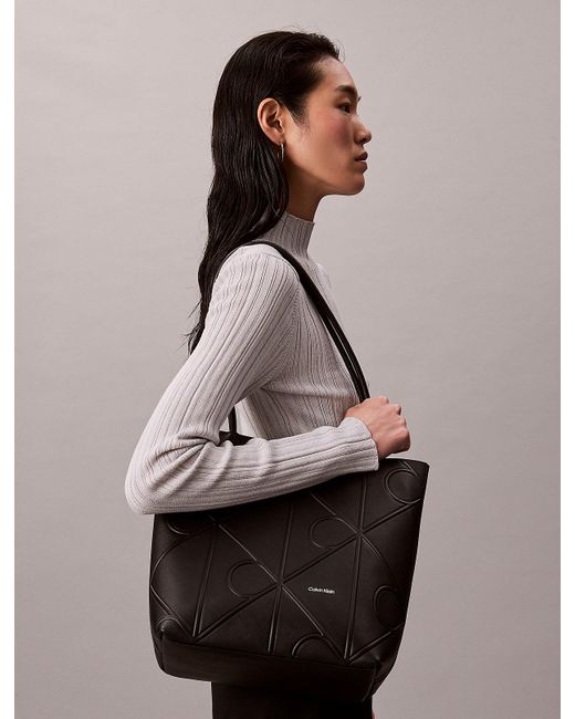 Petit Sac Cabas Entièrement Paré De Logos Monogrammes Gaufrés Calvin Klein en coloris Gray