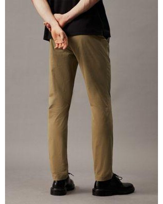 Calvin Klein Schmale Chino-Hose mit Gürtel in Natural für Herren
