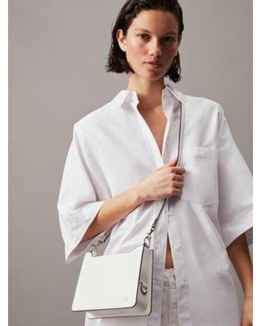 Bolso de hombro cuadrado Calvin Klein de color White