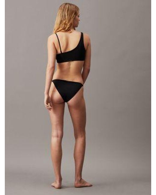 Parte de arriba de bikini de corpiño - CK Micro Belt Calvin Klein de color Brown