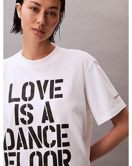 Calvin Klein White Pride Love Is A Dance Floor Lässiges T-Shirt Mit Grafischem Print